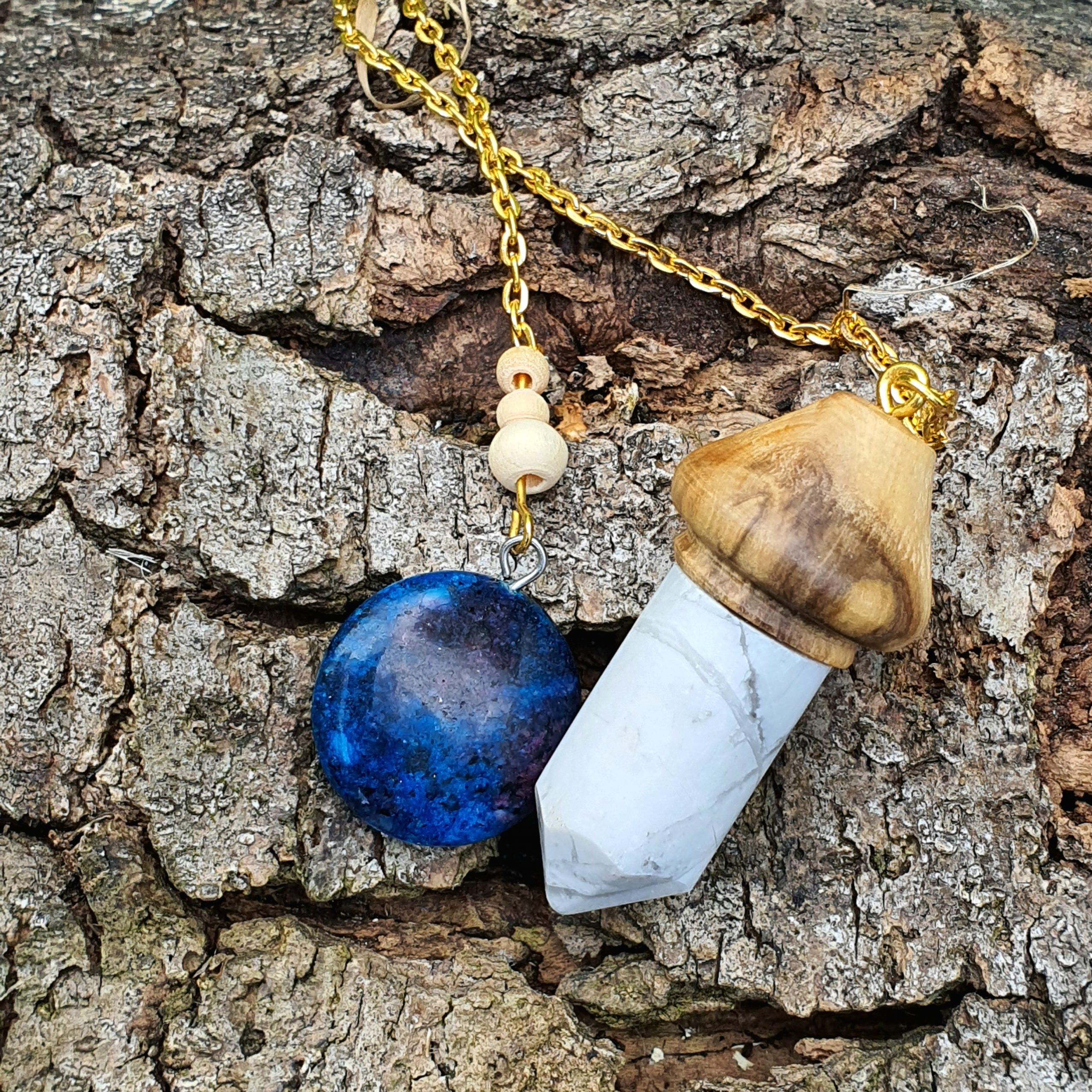 pendule de soin en bois de houx et pierre d'howlite