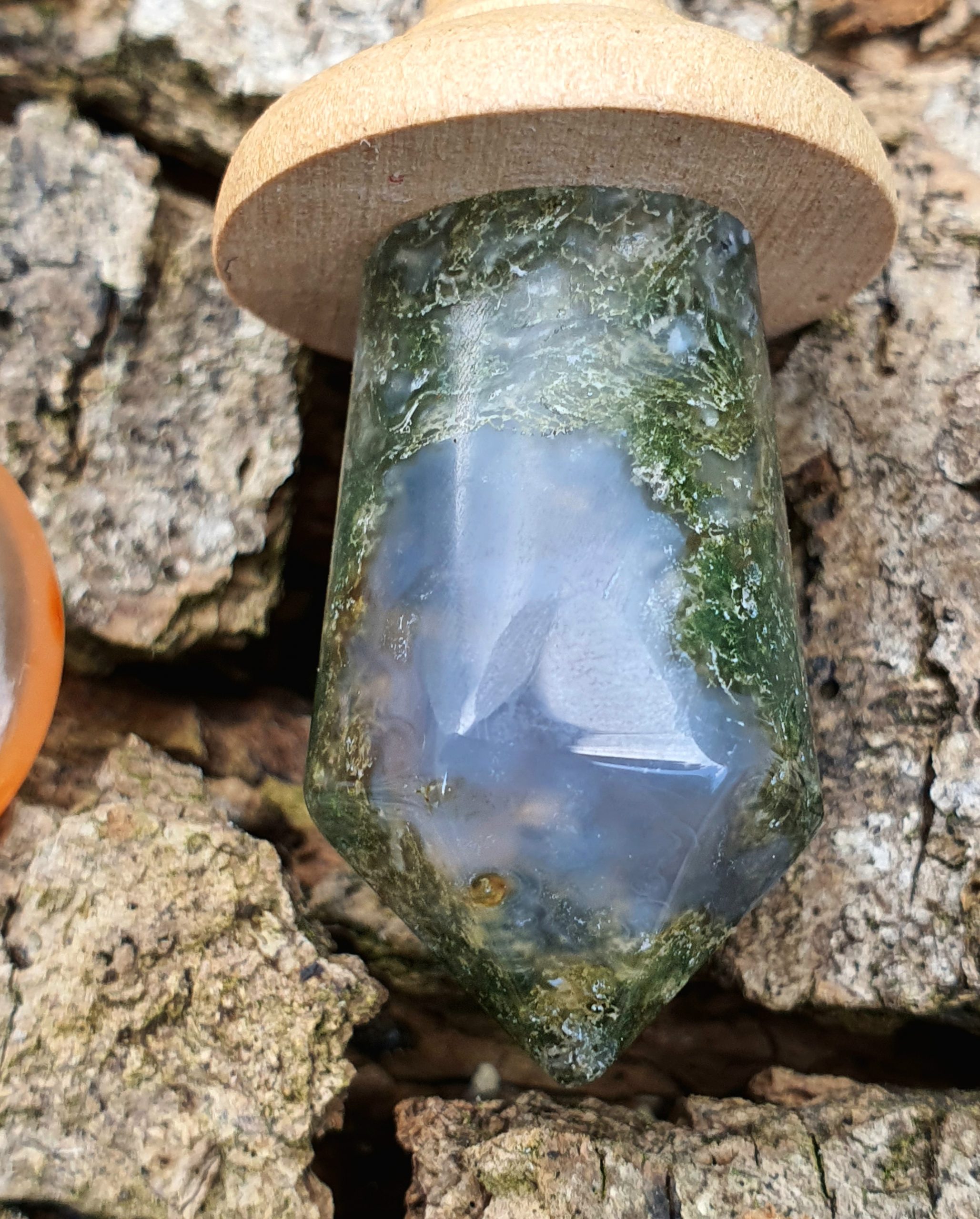 Pendule artisanal en bois de poirier et agate mousse