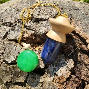 Pendule artisanal en bois de poirier et agate bleue