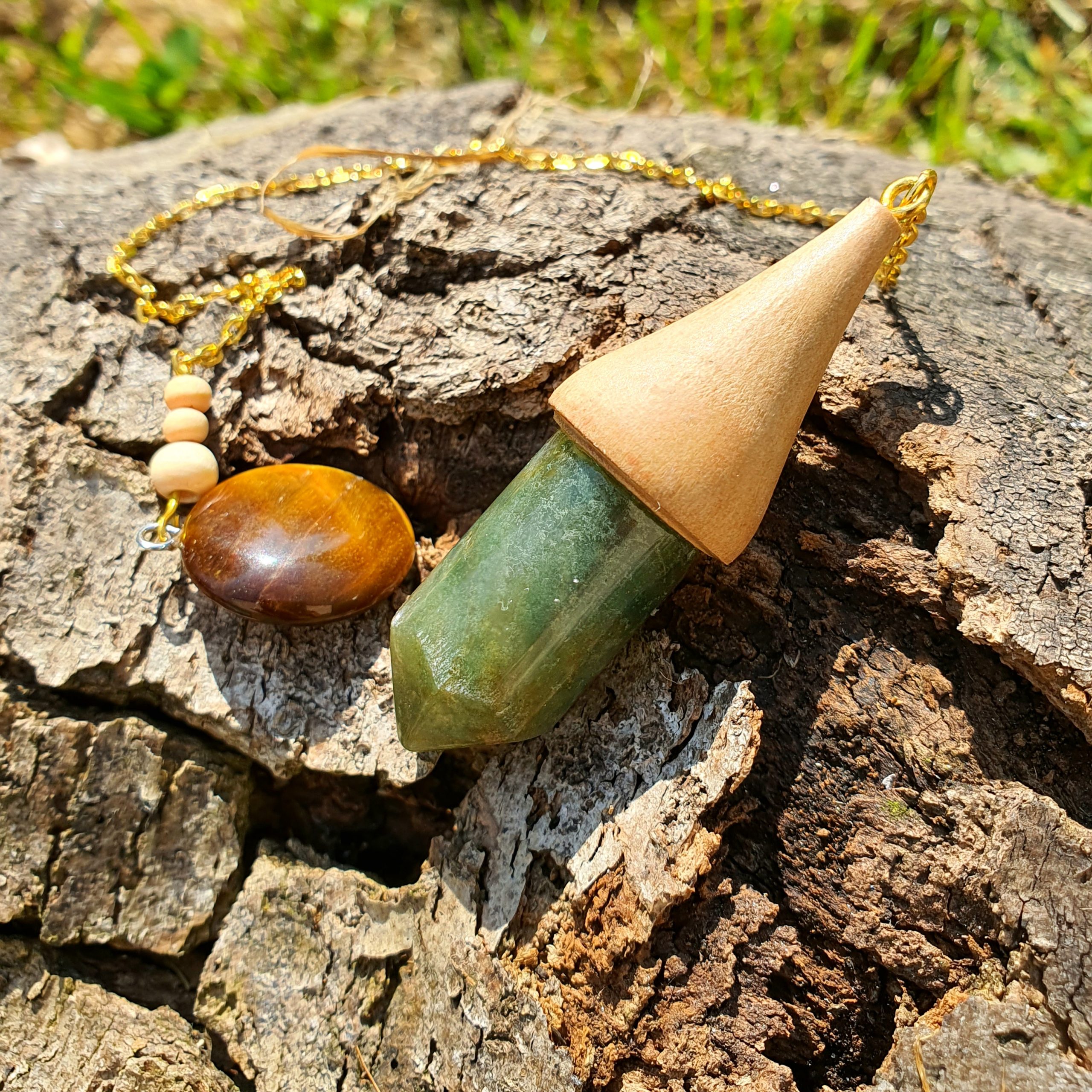 pendule artisanal en bois de poirier et agate verte