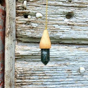 Pendule artisanal en bois de chêne et agate mousse