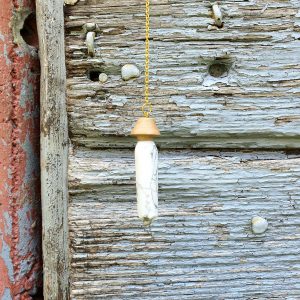 pendule artisanal en bois de hêtre et pierre d'howlite