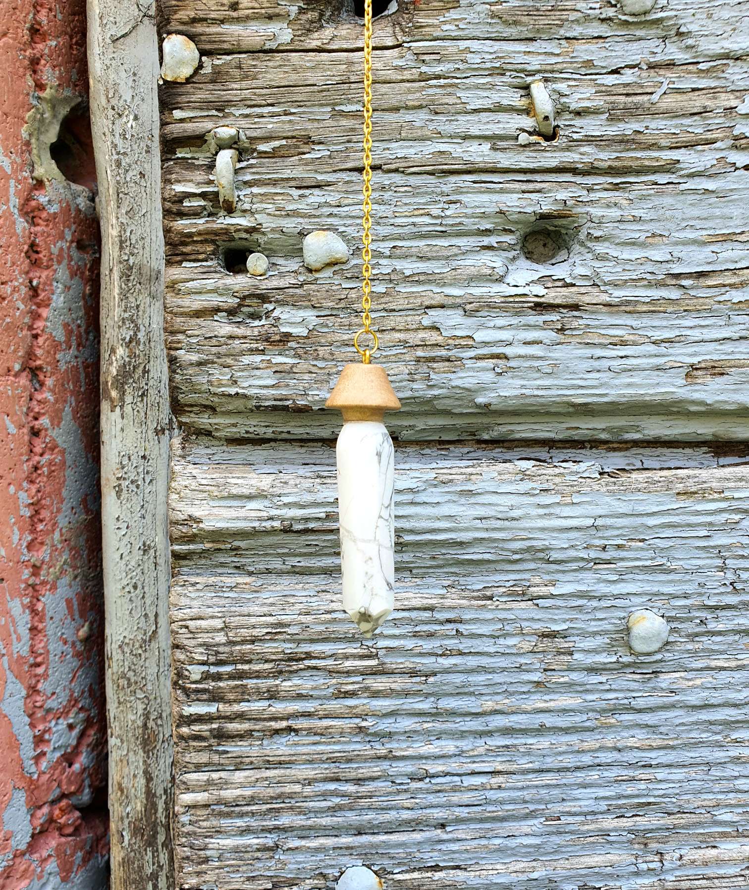 pendule artisanal en bois de hêtre et pierre d'howlite