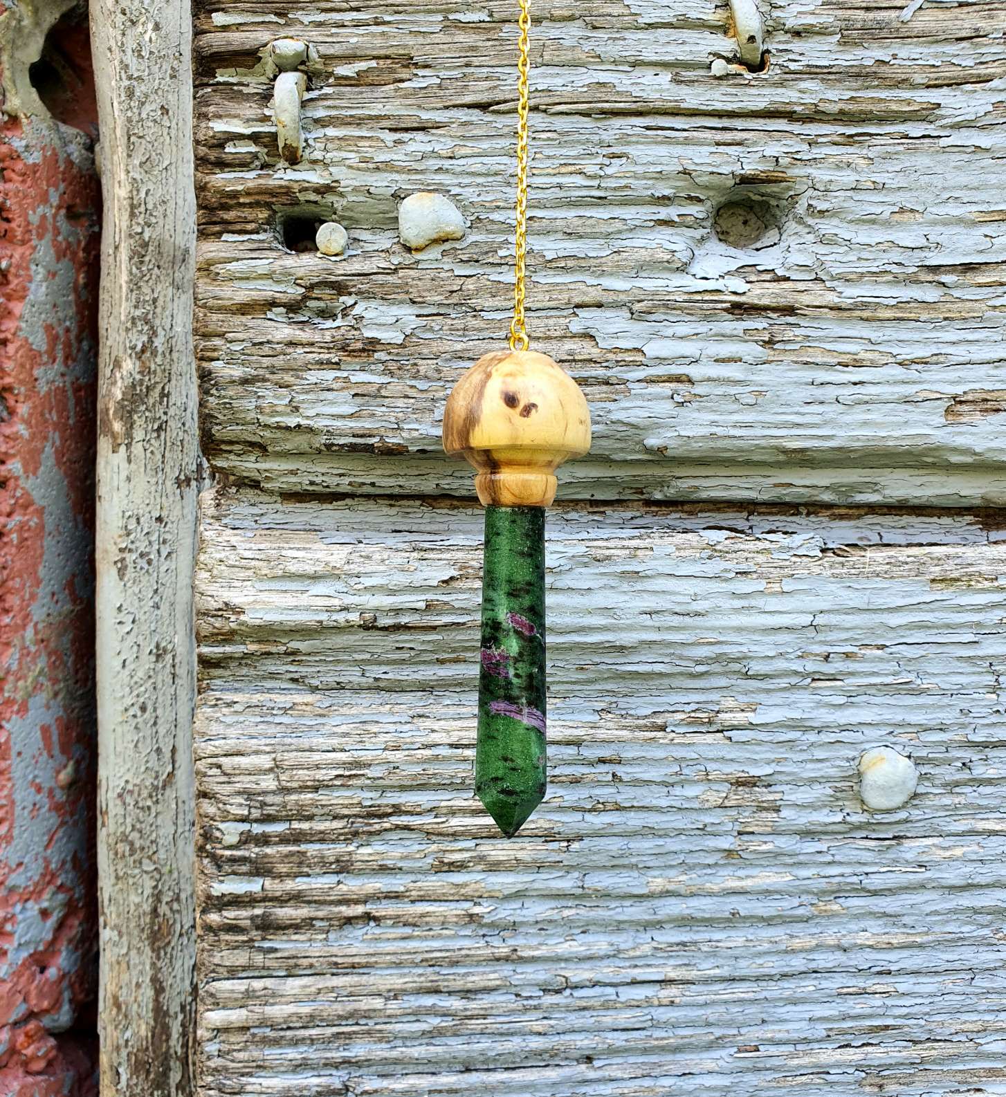 Pendule de soin en bois de houx et rubis zoïsite