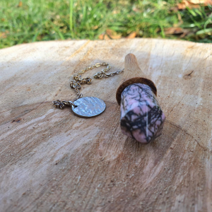 pendule de soin en bois de chêne et rhodonite