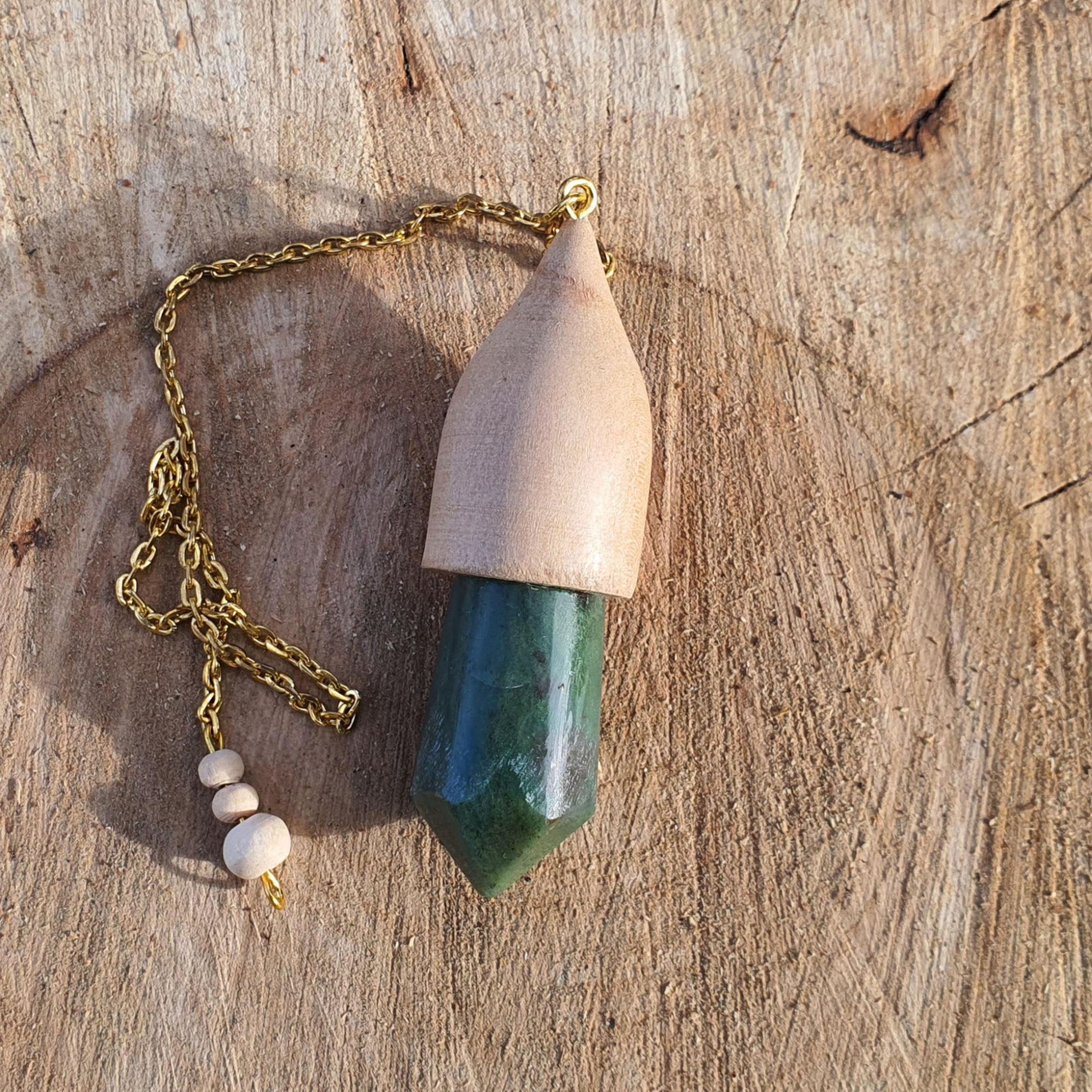 pendule artisanal en bois de poirier et agate mousse