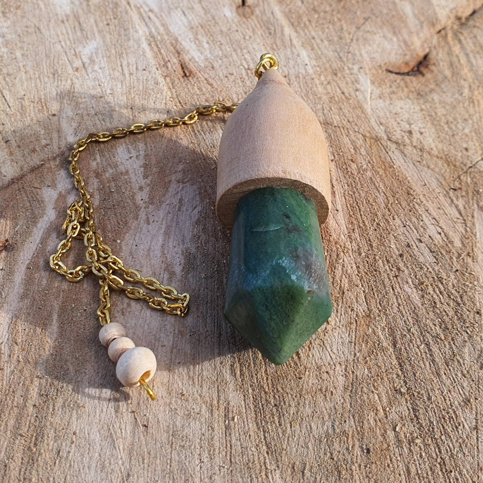 pendule artisanal en bois de poirier et agate mousse