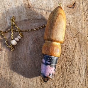 pendule de soin en bois de houx et rhodonite