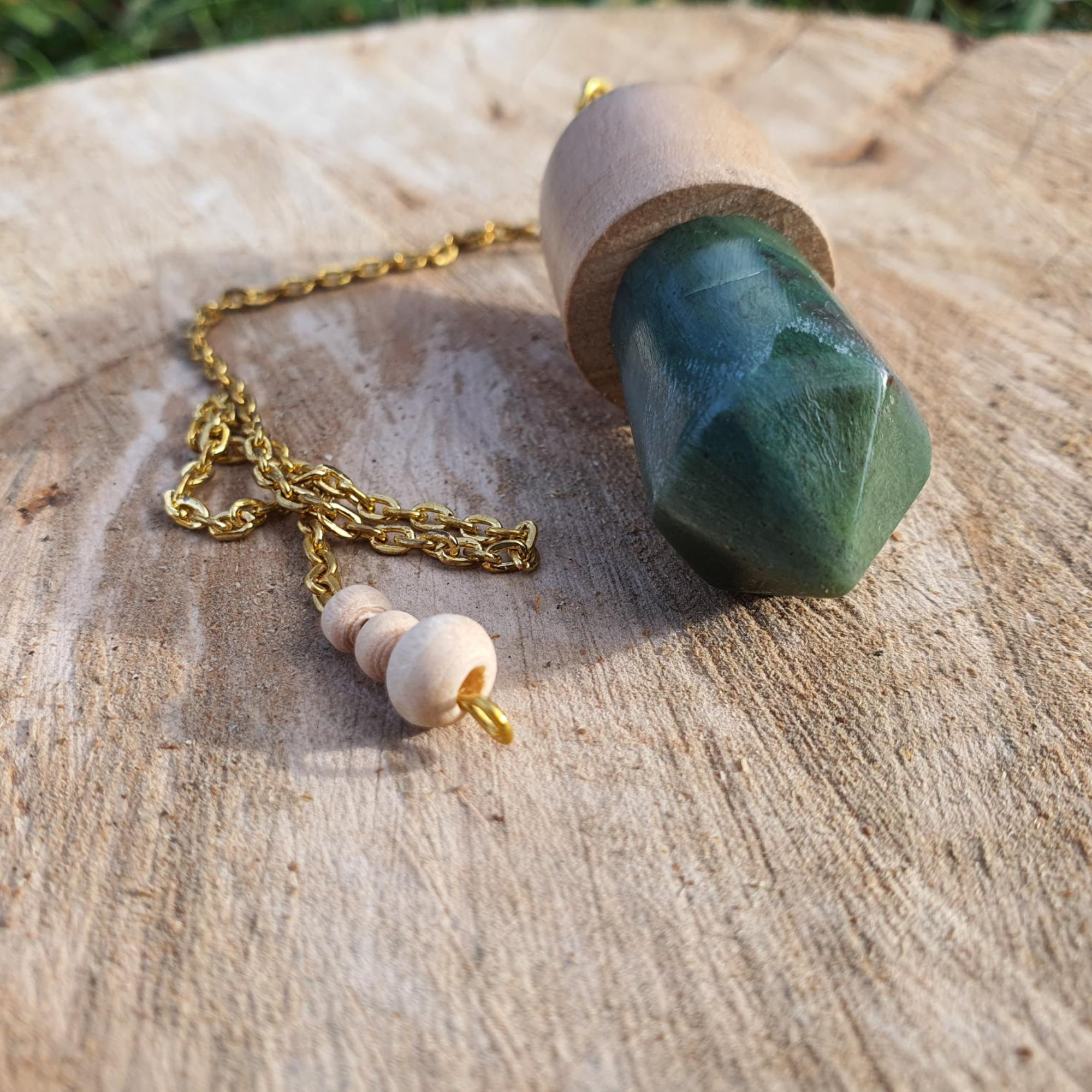 pendule artisanal en bois de poirier et agate mousse