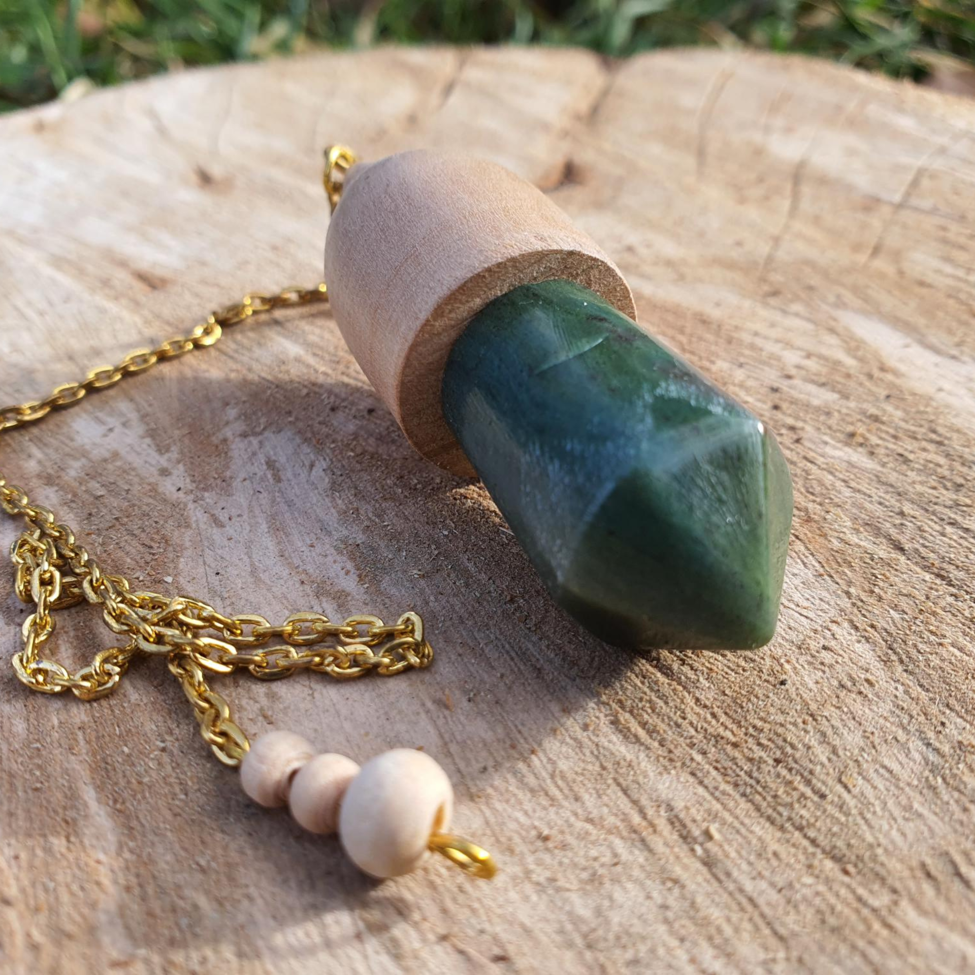 pendule artisanal en bois de poirier et agate mousse