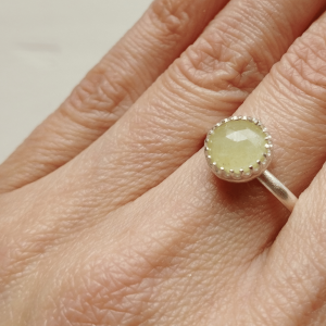 Bague artisanale en saphir jaune et argent sterling 925