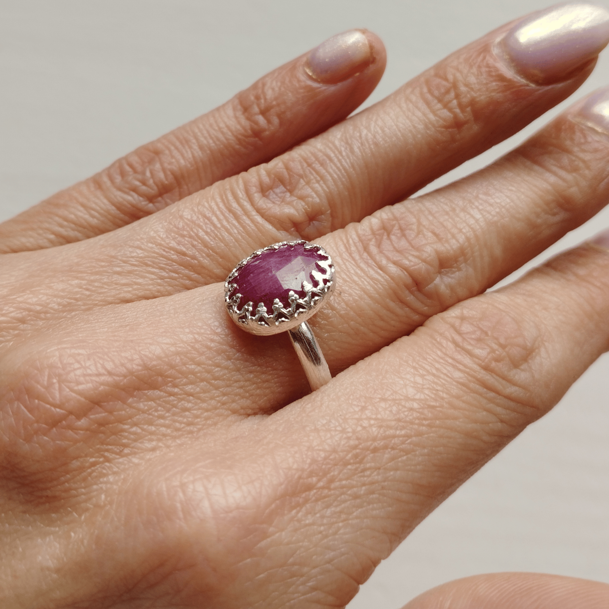 bague en argent et rubis