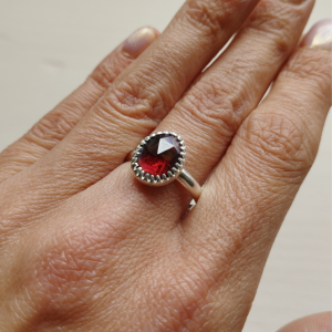 Bague en argent et grenat