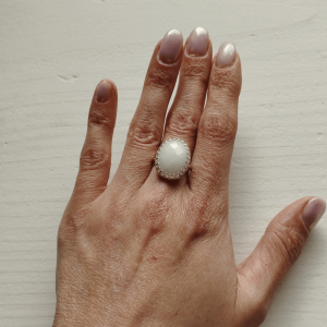 Bague artisanale en agate blanche et argent sterling 925