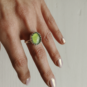 Bague artisanale en serpentine cristallisée et argent sterling