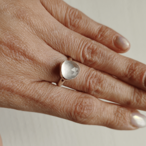 Bague artisanale en quartz rose et argent sterling 925