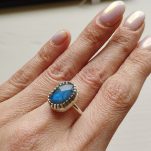 Bague artisanale en labradorite bleue et argent sterling 925
