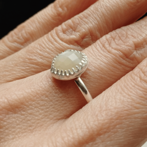Bague en argent et pierre de lune grise