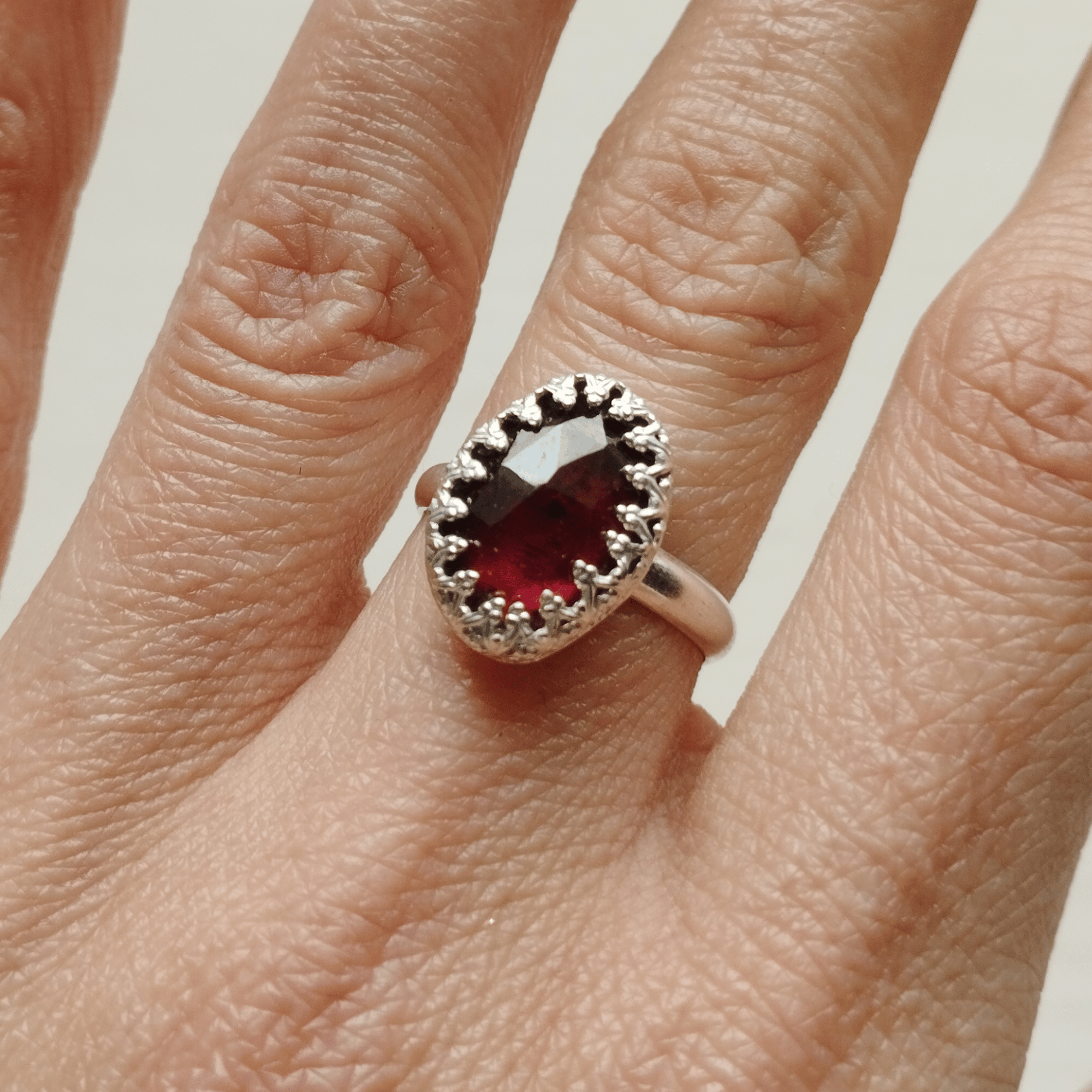 Bague artisanale en grenat et argent sterling 925