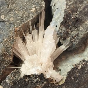 RARE - Aragonite sur basalte