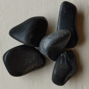 Pierre roulée Opale noire du Cantal