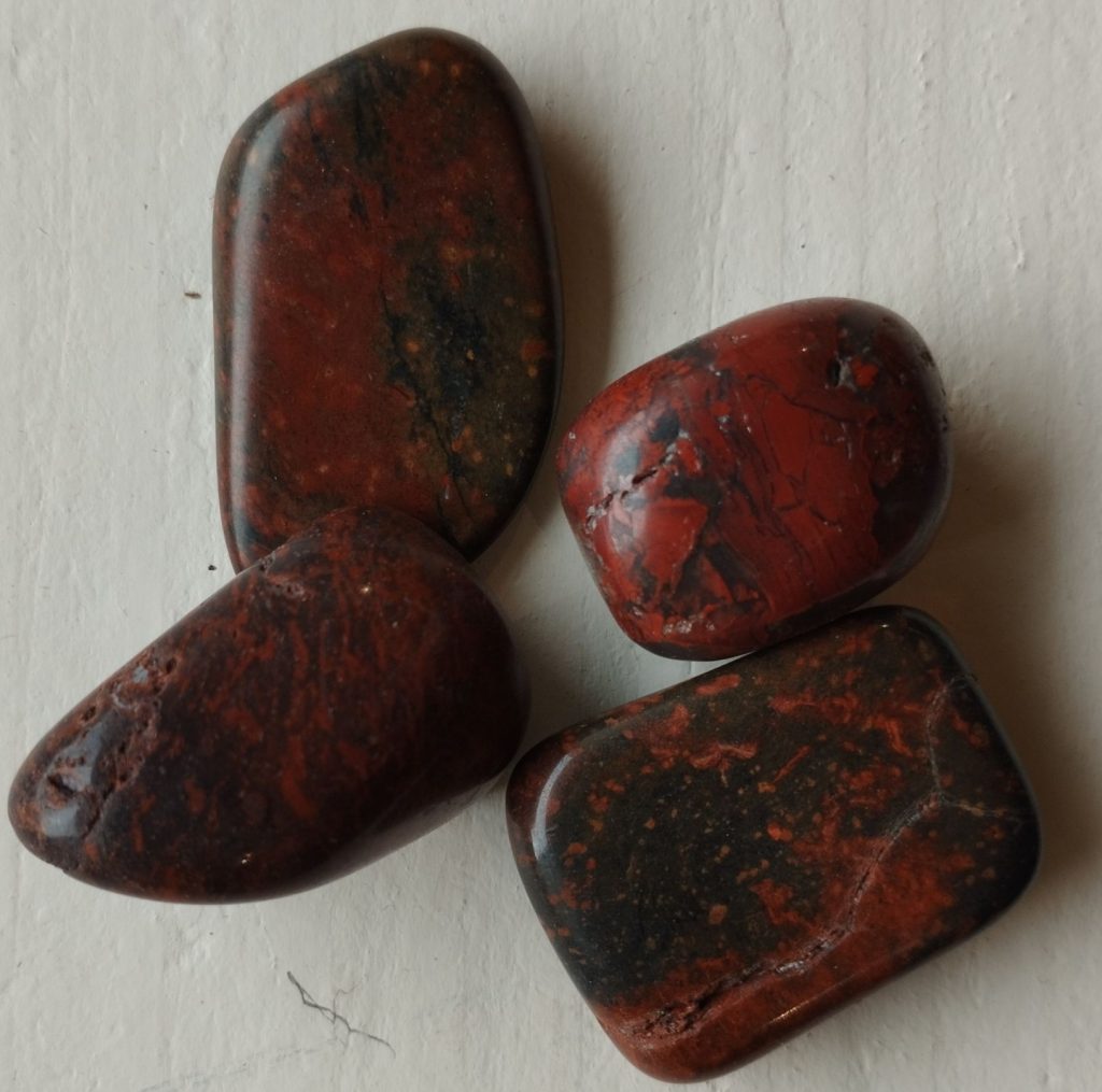 vertus et bienfaits de l'opale rouge du Cantal