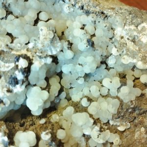 RARE - Boules de calcite sur basalte
