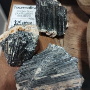 Pierre bruteTourmaline du Cantal