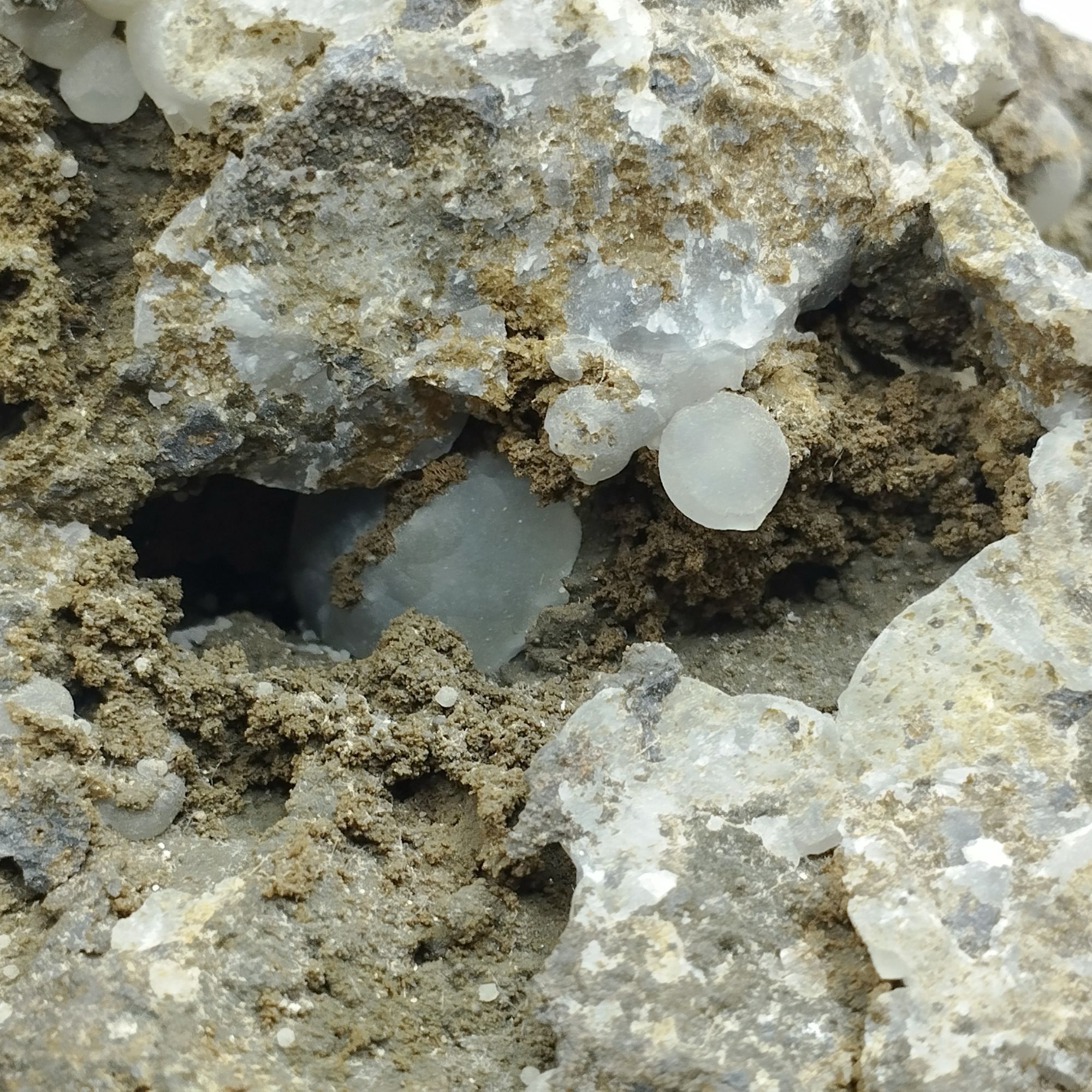 Boules de calcite sur basalte de Vic-sur-Cère – Image 2