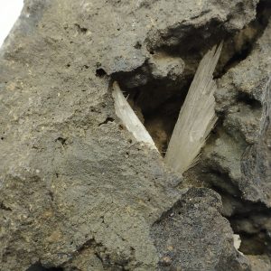 Aragonite sur basalte