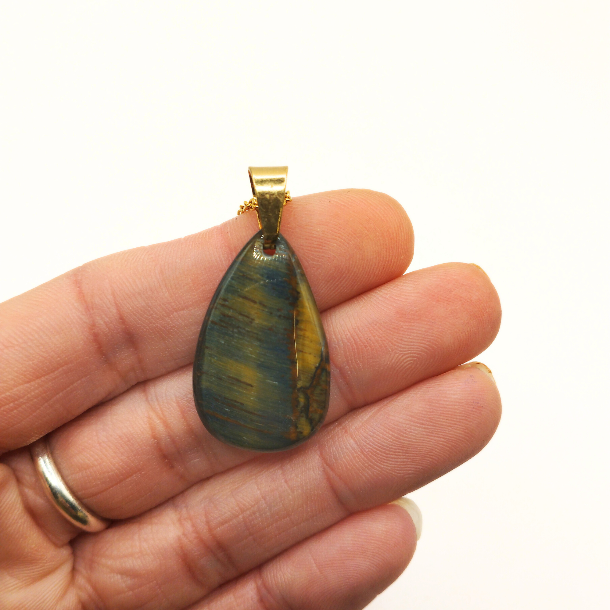 pendentif oeil de faucon